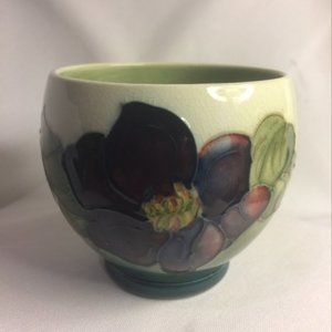 Beautiful 3'' Moorecroft clematis vase